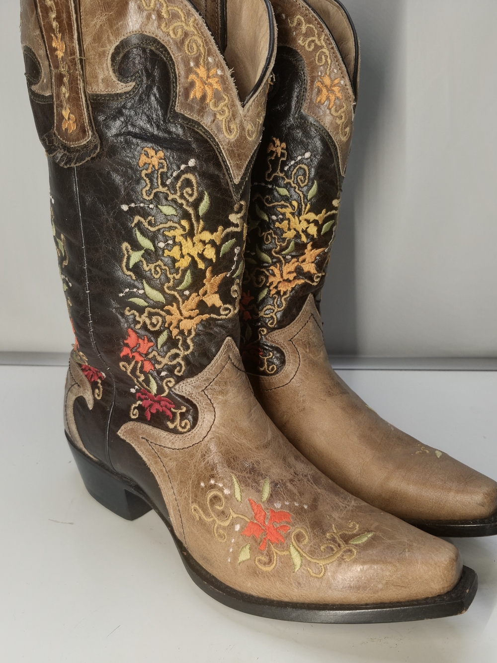 Embroidered Two-Tone Women's Heeled Cowboy Boots - Brown & Black